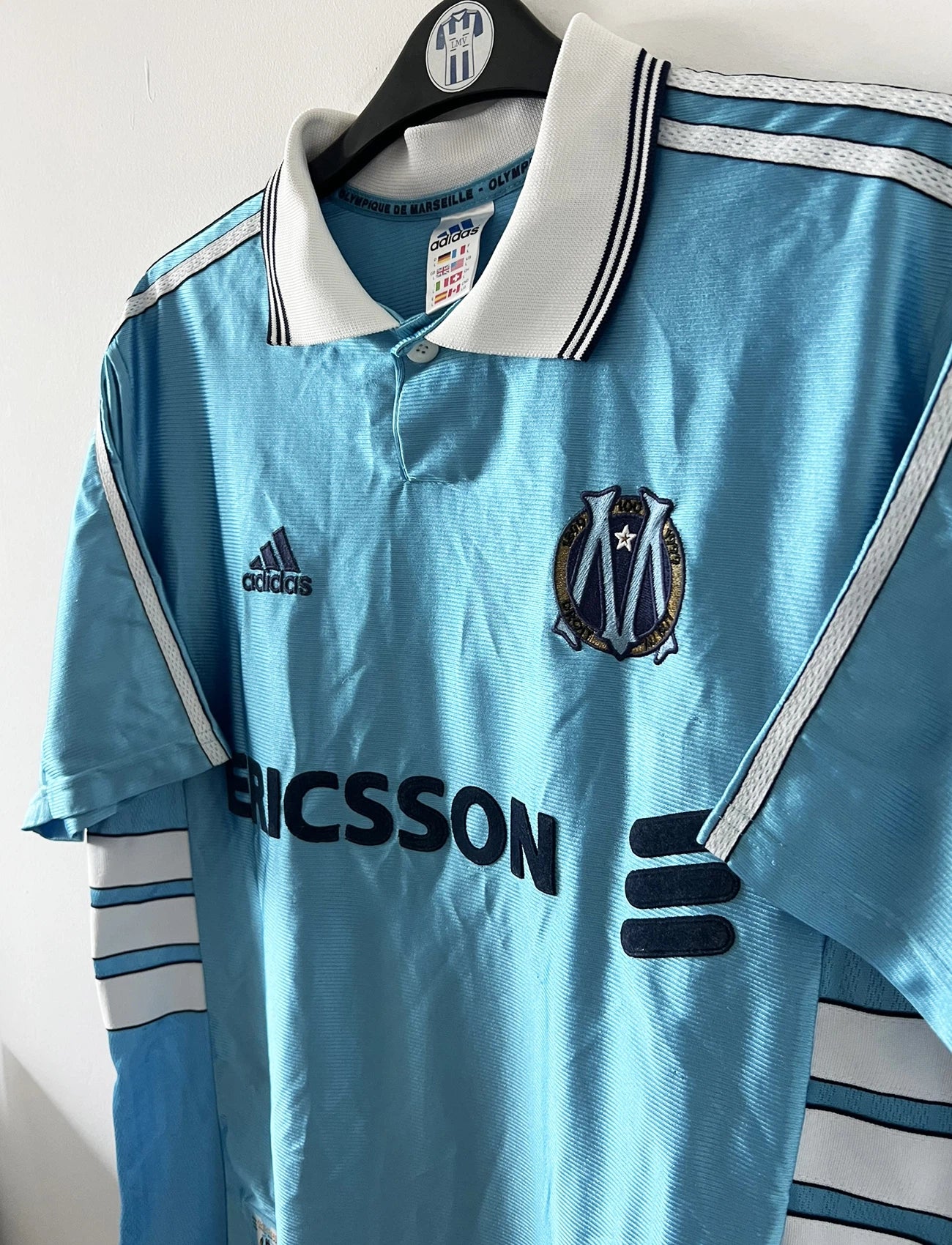 Maillot foot vintage extérieur om 1997/1998. On peut retrouver l'équipementier Adidas et le sponsor Ericsson. Le maillot est floqué du numéro 7 Robert Pirès. Il s'agit d'un maillot authentique d'époque.