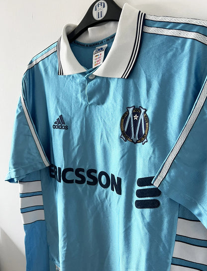 Maillot foot vintage extérieur om 1997/1998. On peut retrouver l'équipementier Adidas et le sponsor Ericsson. Le maillot est floqué du numéro 7 Robert Pirès. Il s'agit d'un maillot authentique d'époque.