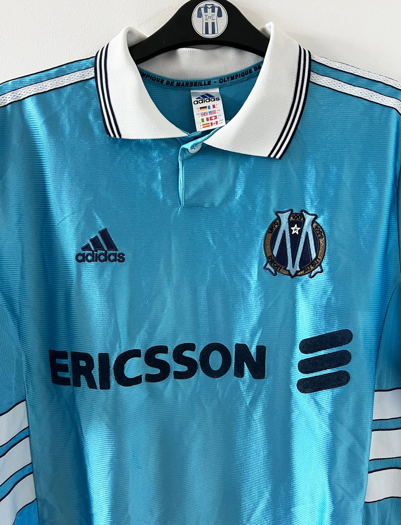 Maillot foot vintage extérieur om 1997/1998. On peut retrouver l'équipementier Adidas et le sponsor Ericsson. Le maillot est floqué du numéro 7 Robert Pirès. Il s'agit d'un maillot authentique d'époque.