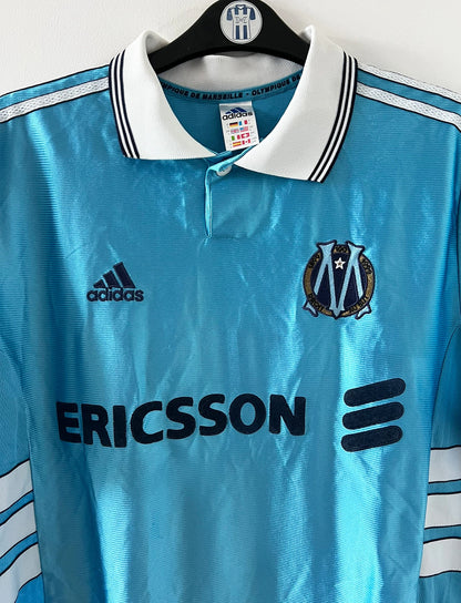 Maillot foot vintage extérieur om 1997/1998. On peut retrouver l'équipementier Adidas et le sponsor Ericsson. Le maillot est floqué du numéro 7 Robert Pirès. Il s'agit d'un maillot authentique d'époque.