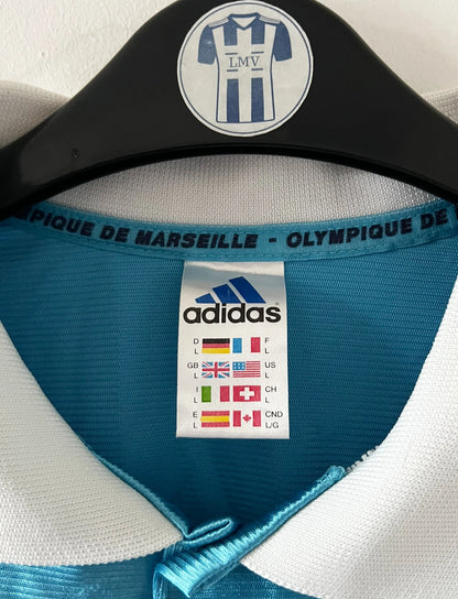Maillot foot vintage extérieur om 1997/1998. On peut retrouver l'équipementier Adidas et le sponsor Ericsson. Le maillot est floqué du numéro 7 Robert Pirès. Il s'agit d'un maillot authentique d'époque.