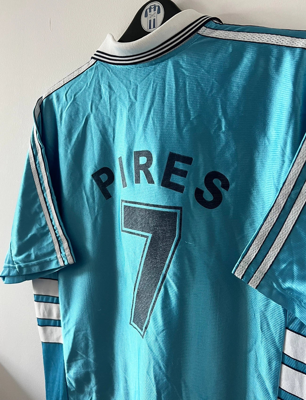 Maillot foot vintage extérieur om 1997/1998. On peut retrouver l'équipementier Adidas et le sponsor Ericsson. Le maillot est floqué du numéro 7 Robert Pirès. Il s'agit d'un maillot authentique d'époque.