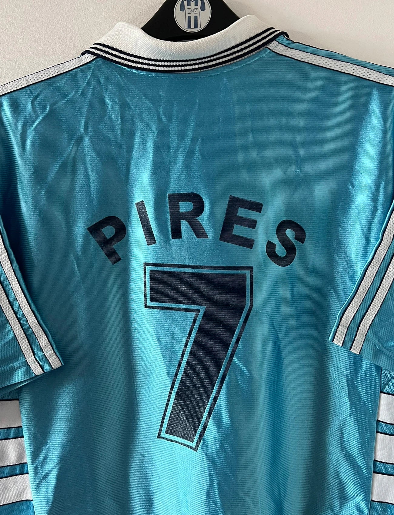 Maillot foot vintage extérieur om 1997/1998. On peut retrouver l'équipementier Adidas et le sponsor Ericsson. Le maillot est floqué du numéro 7 Robert Pirès. Il s'agit d'un maillot authentique d'époque.