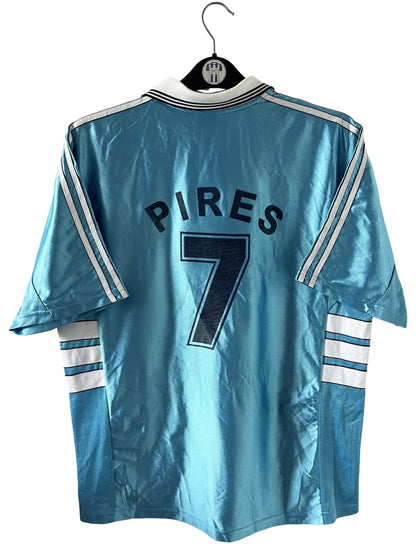 Maillot foot vintage extérieur om 1997/1998. On peut retrouver l'équipementier Adidas et le sponsor Ericsson. Le maillot est floqué du numéro 7 Robert Pirès. Il s'agit d'un maillot authentique d'époque.
