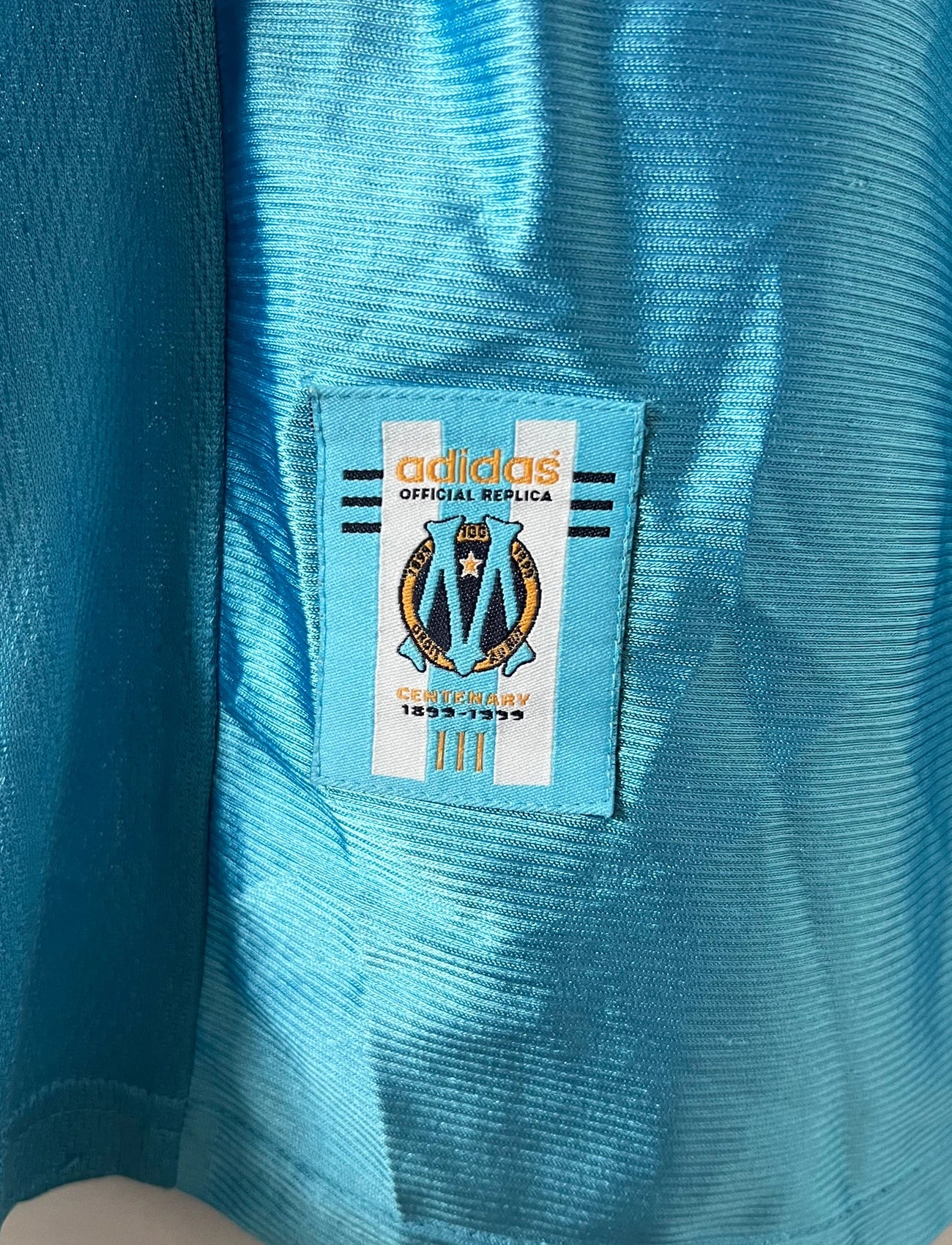 Maillot foot vintage extérieur om 1997/1998. On peut retrouver l'équipementier Adidas et le sponsor Ericsson. Le maillot est floqué du numéro 7 Robert Pirès. Il s'agit d'un maillot authentique d'époque.