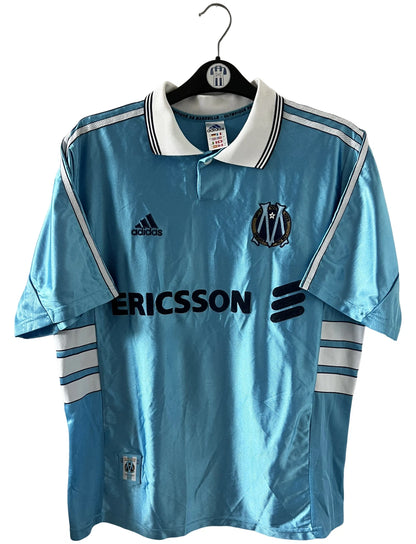 Maillot foot vintage extérieur om 1997/1998. On peut retrouver l'équipementier Adidas et le sponsor Ericsson. Le maillot est floqué du numéro 7 Robert Pirès. Il s'agit d'un maillot authentique d'époque.