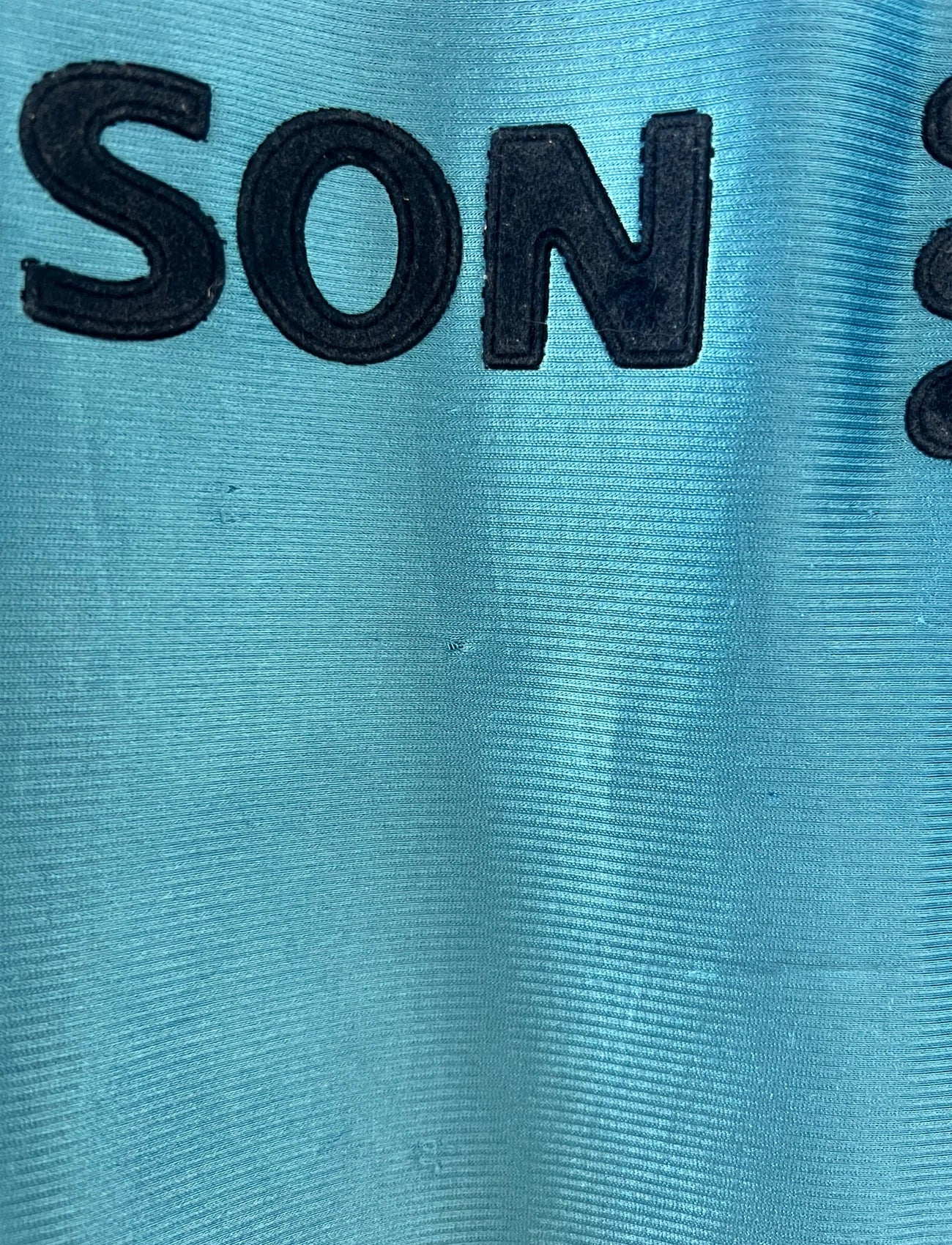 Maillot de foot vintage extérieur bleu de l'OM 1998/1999. On peut retrouver l'équipementier Adidas et le sponsor Ericsson. Il s'agit d'un maillot authentique d'époque.