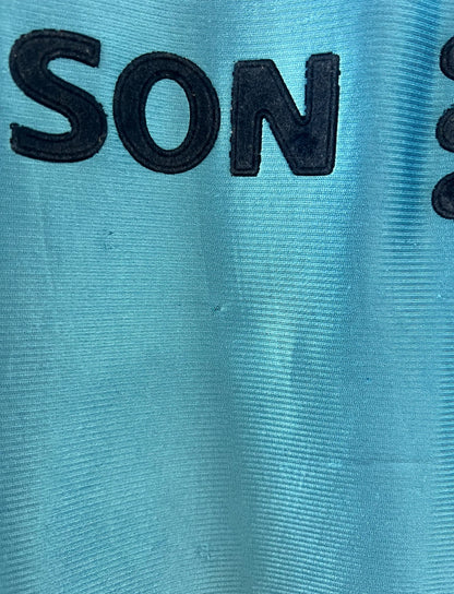 Maillot de foot vintage extérieur bleu de l'OM 1998/1999. On peut retrouver l'équipementier Adidas et le sponsor Ericsson. Il s'agit d'un maillot authentique d'époque.