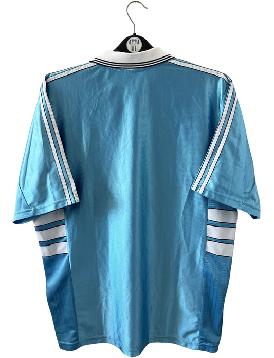 Maillot de foot vintage extérieur bleu de l'OM 1998/1999. On peut retrouver l'équipementier Adidas et le sponsor Ericsson. Il s'agit d'un maillot authentique d'époque.