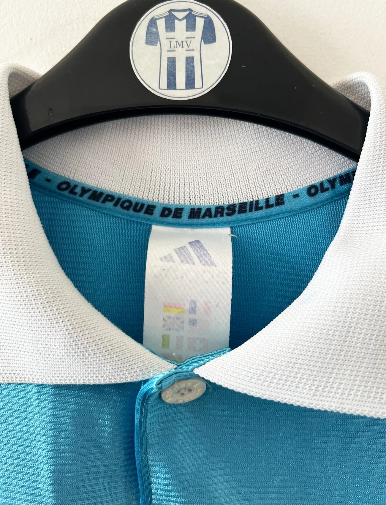 Maillot de foot vintage extérieur bleu de l'OM 1998/1999. On peut retrouver l'équipementier Adidas et le sponsor Ericsson. Il s'agit d'un maillot authentique d'époque.