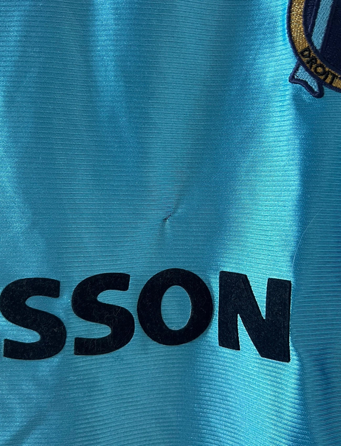 Maillot de foot vintage extérieur bleu de l'OM 1998. On peut retrouver l'équipementier Adidas et le sponsor Ericsson. Il s'agit d'un maillot authentique d'époque.