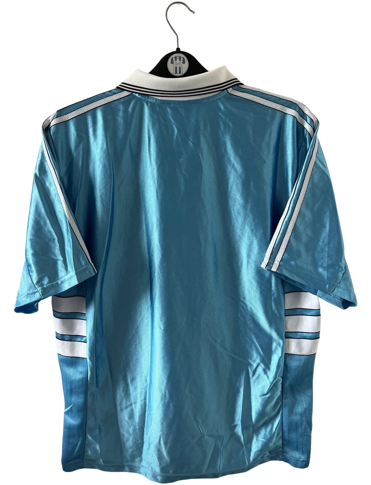Maillot de foot vintage extérieur bleu de l'OM 1998. On peut retrouver l'équipementier Adidas et le sponsor Ericsson. Il s'agit d'un maillot authentique d'époque.