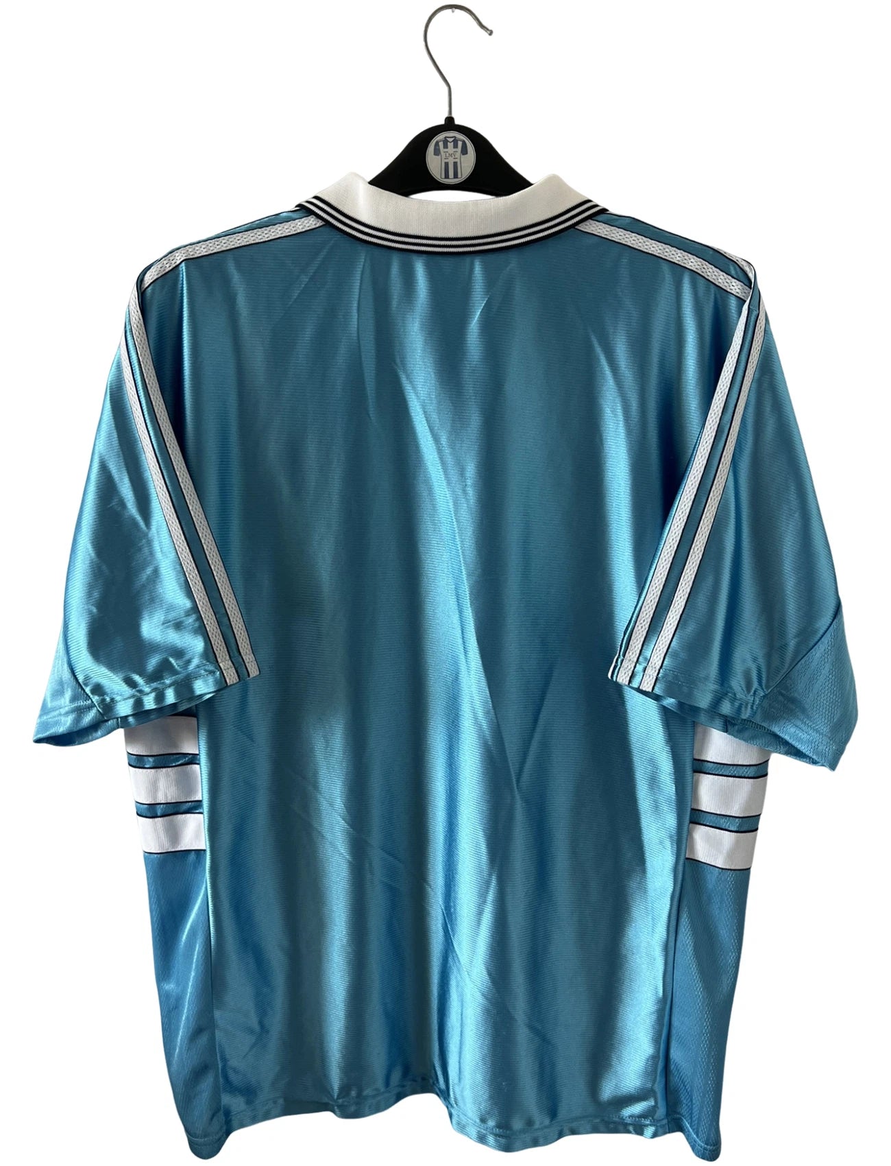 Maillot de foot vintage bleu de l'OM 1998/1999 du centenaire. On peut retrouver l'équipementier Adidas et le sponsor Ericsson. Il s'agit d'un maillot authentique d'époque.