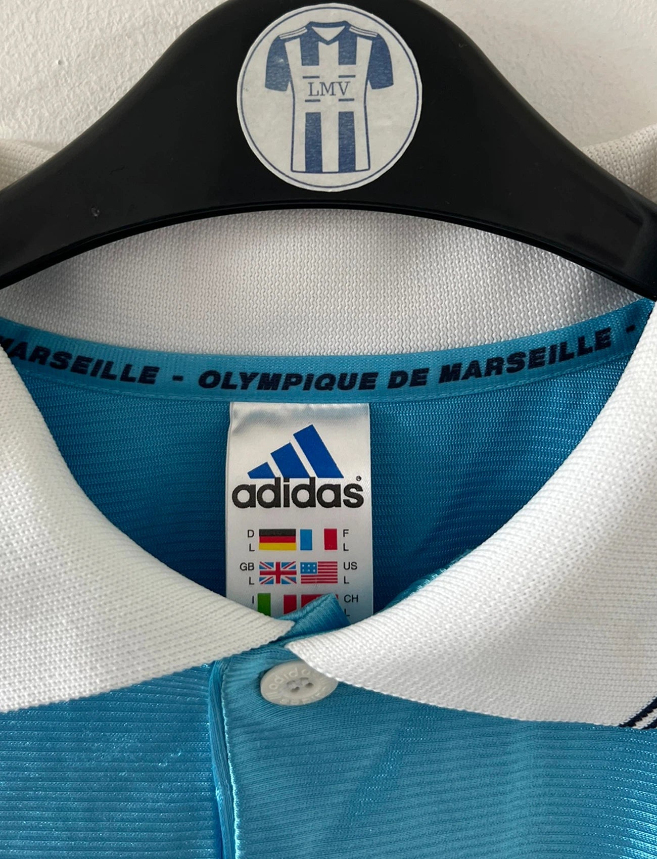 Maillot de foot vintage extérieur bleu de l'OM 1998. On peut retrouver l'équipementier Adidas et le sponsor Ericsson. Il s'agit d'un maillot authentique d'époque.