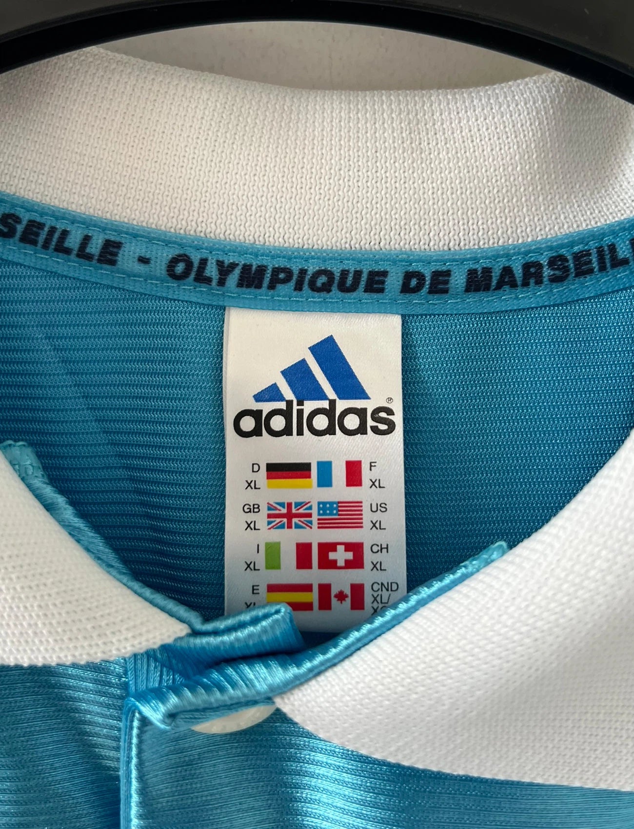 Maillot de foot vintage bleu de l'OM 1998/1999 du centenaire. On peut retrouver l'équipementier Adidas et le sponsor Ericsson. Il s'agit d'un maillot authentique d'époque.