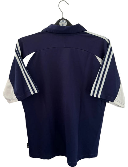 Maillot de foot vintage OM 1999/2000 extérieur bleu. On peut retrouver l'équipementier Adidas et le sponsor Ericsson. Il s'agit d'un maillot authentique d'époque.