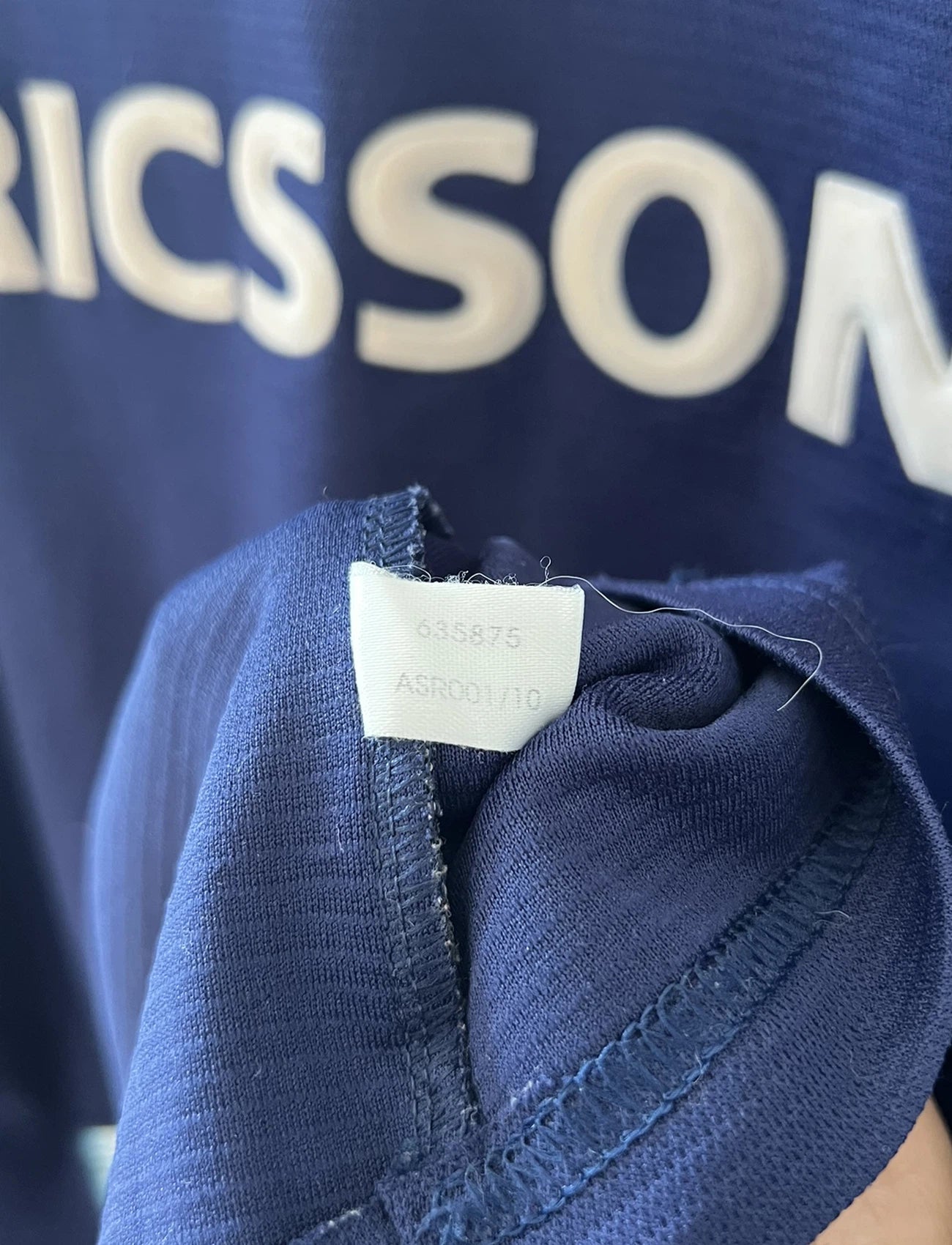 Maillot de foot vintage extérieur bleu de l'OM de la saison 1999/2000. On peut retrouver l'équipementier Adidas et le sponsor Ericsson. Il s'agit d'un maillot authentique d'époque.