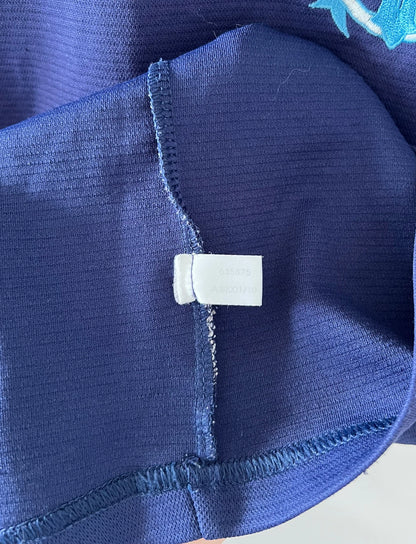 Maillot de foot vintage bleu de l'OM 1999/2000. On peut retrouver l'équipementier Adidas et le sponsor Ericsson. Il s'agit d'un maillot authentique d'époque.