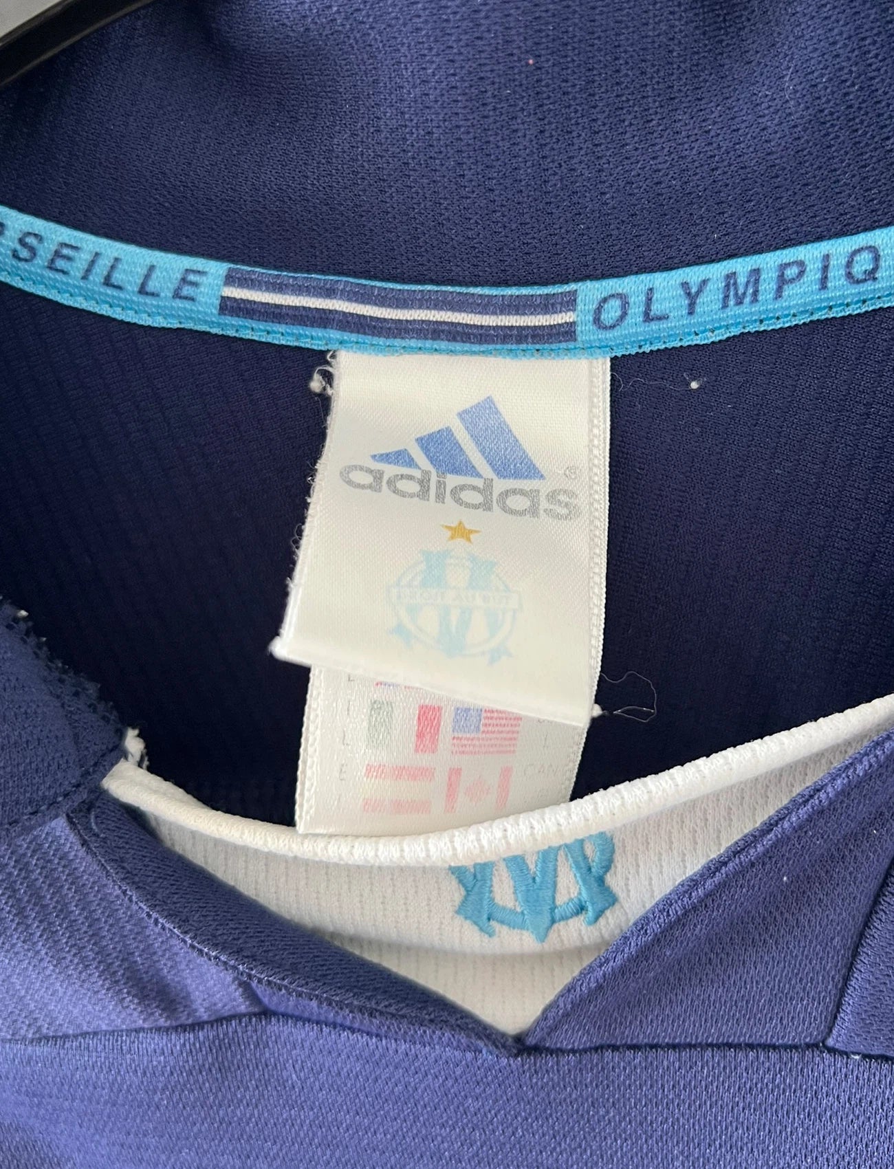 Maillot de foot vintage bleu de l'OM 1999/2000. On peut retrouver l'équipementier Adidas et le sponsor Ericsson. Il s'agit d'un maillot authentique d'époque.