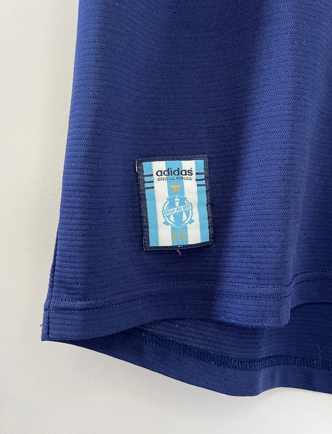 Maillot de foot vintage extérieur bleu de l'OM de la saison 1999/2000. On peut retrouver l'équipementier Adidas et le sponsor Ericsson. Il s'agit d'un maillot authentique d'époque.