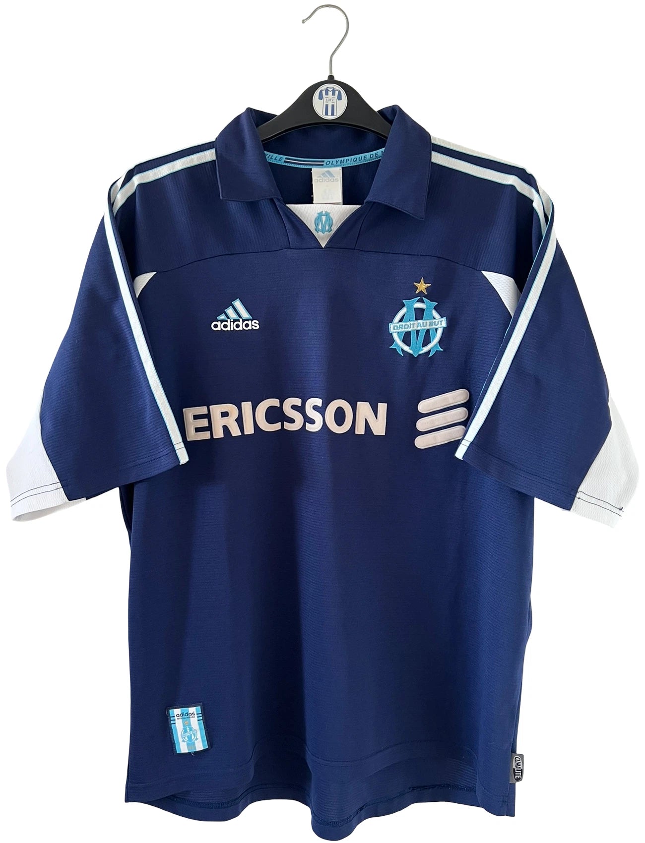 Maillot de foot vintage extérieur bleu de l'OM de la saison 1999/2000. On peut retrouver l'équipementier Adidas et le sponsor Ericsson. Il s'agit d'un maillot authentique d'époque.