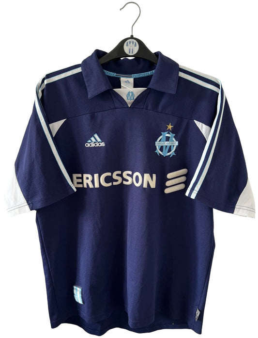 Maillot de foot vintage bleu de l'OM 1999/2000. On peut retrouver l'équipementier Adidas et le sponsor Ericsson. Il s'agit d'un maillot authentique d'époque.