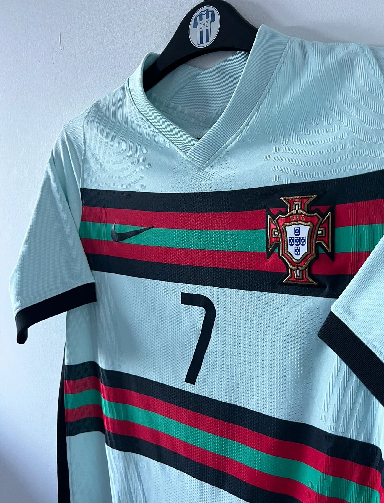 Maillot de foot vintage extérieur version vapor du portugal porté à l'euro 2021. On peut retrouver l'équipementier Nike. Le maillot est floqué du numéro 7 Cristiano Ronaldo. Il s'agit d'un maillot authentique d'époque.