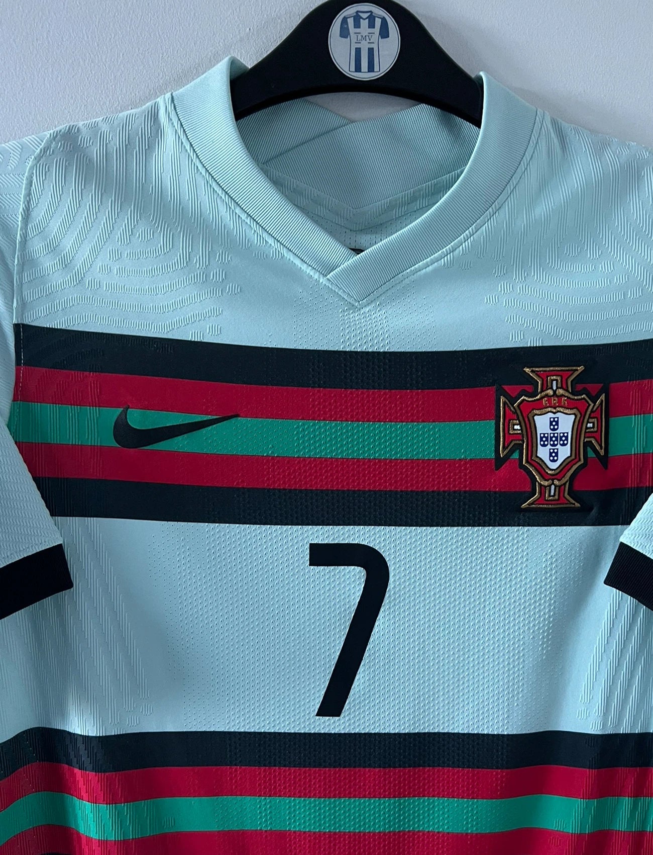 Maillot de foot vintage extérieur version vapor du portugal porté à l'euro 2021. On peut retrouver l'équipementier Nike. Le maillot est floqué du numéro 7 Cristiano Ronaldo. Il s'agit d'un maillot authentique d'époque.