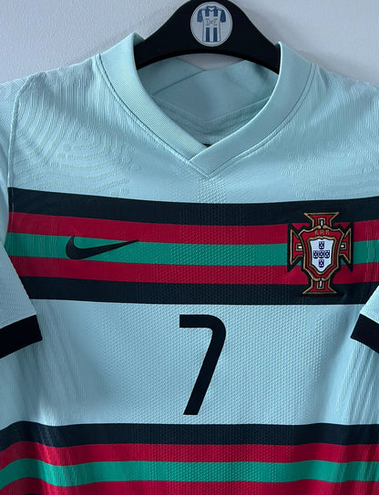 Maillot de foot vintage extérieur version vapor du portugal porté à l'euro 2021. On peut retrouver l'équipementier Nike. Le maillot est floqué du numéro 7 Cristiano Ronaldo. Il s'agit d'un maillot authentique d'époque.