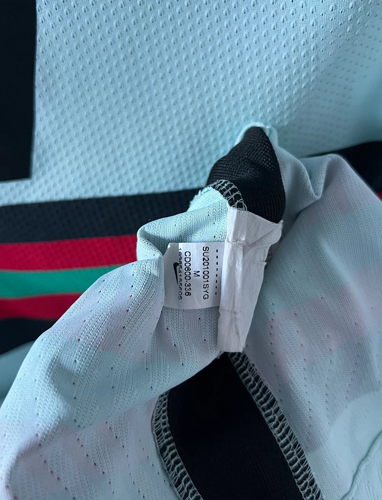 Maillot de foot vintage extérieur version vapor du portugal porté à l'euro 2021. On peut retrouver l'équipementier Nike. Le maillot est floqué du numéro 7 Cristiano Ronaldo. Il s'agit d'un maillot authentique d'époque.