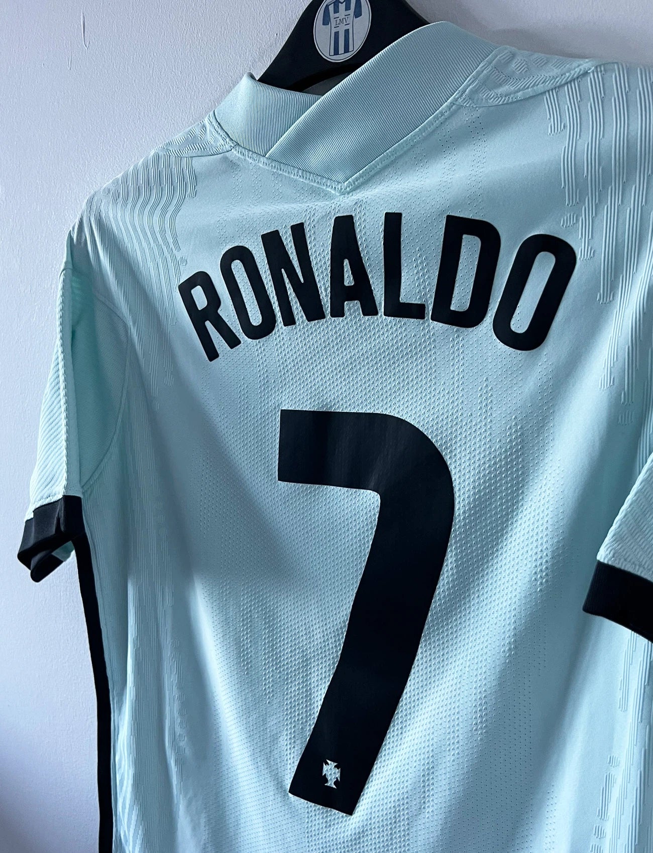 Maillot de foot vintage extérieur version vapor du portugal porté à l'euro 2021. On peut retrouver l'équipementier Nike. Le maillot est floqué du numéro 7 Cristiano Ronaldo. Il s'agit d'un maillot authentique d'époque.