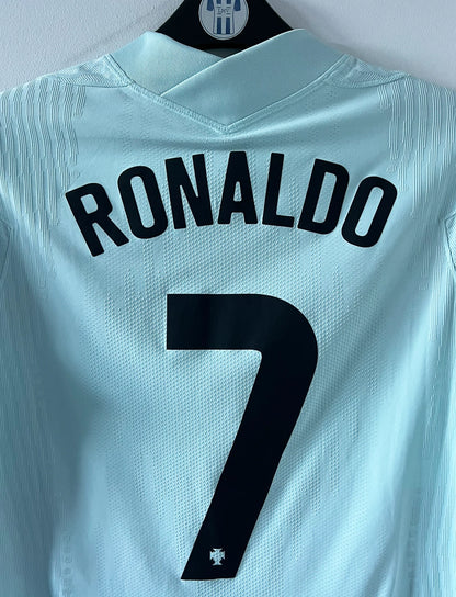 Maillot de foot vintage extérieur version vapor du portugal porté à l'euro 2021. On peut retrouver l'équipementier Nike. Le maillot est floqué du numéro 7 Cristiano Ronaldo. Il s'agit d'un maillot authentique d'époque.