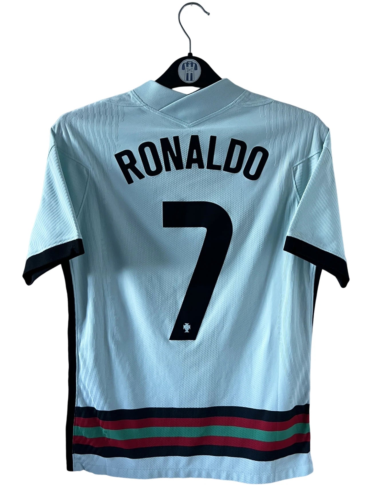 Maillot de foot vintage extérieur version vapor du portugal porté à l'euro 2021. On peut retrouver l'équipementier Nike. Le maillot est floqué du numéro 7 Cristiano Ronaldo. Il s'agit d'un maillot authentique d'époque.