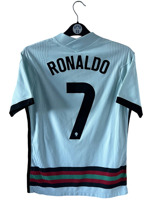 Maillot de foot vintage extérieur version vapor du portugal porté à l'euro 2021. On peut retrouver l'équipementier Nike. Le maillot est floqué du numéro 7 Cristiano Ronaldo. Il s'agit d'un maillot authentique d'époque.