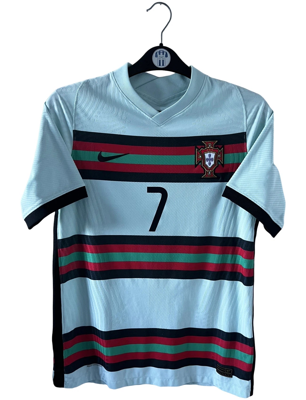 Maillot de foot vintage extérieur version vapor du portugal porté à l'euro 2021. On peut retrouver l'équipementier Nike. Le maillot est floqué du numéro 7 Cristiano Ronaldo. Il s'agit d'un maillot authentique d'époque.