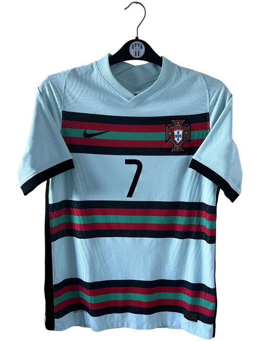 Maillot de foot vintage extérieur version vapor du portugal porté à l'euro 2021. On peut retrouver l'équipementier Nike. Le maillot est floqué du numéro 7 Cristiano Ronaldo. Il s'agit d'un maillot authentique d'époque.