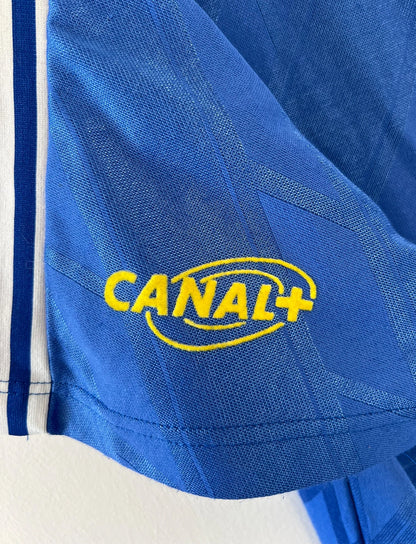 Maillot de foot vintage extérieur bleu du PSG saison 1988/1989. On peut retrouver l'équipementier Adidas et le sponsor RTL, La Cinq et Canal +. Il s'agit d'un maillot authentique d'époque.