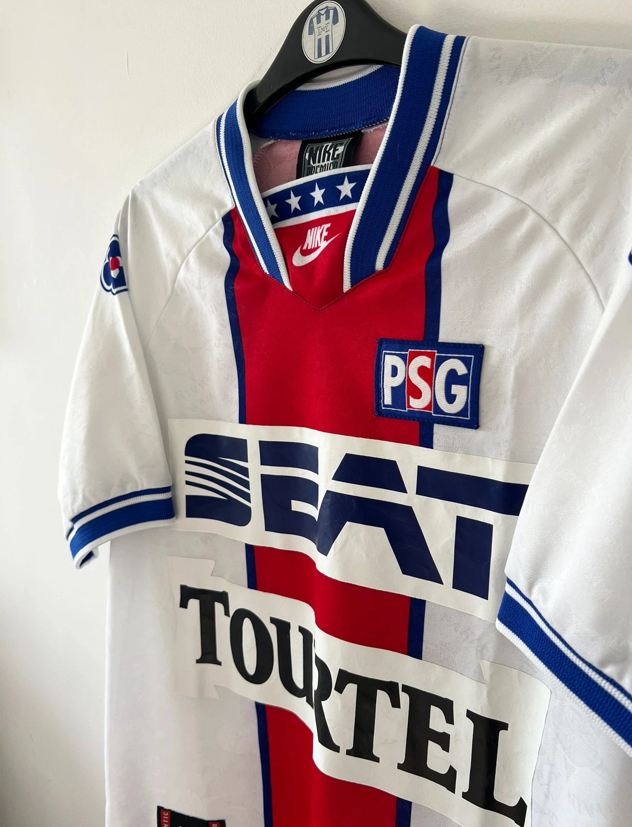 Maillot de foot vintage extérieur blanc du PSG 1994/1995. On peut retrouver l'équipementier Nike et les sponsors Seat, Tourtel et Liptonic. Il s'agit d'un maillot authentique d'époque.