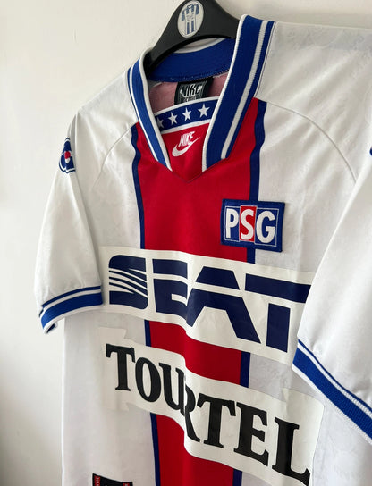 Maillot de foot vintage extérieur blanc du PSG 1994/1995. On peut retrouver l'équipementier Nike et les sponsors Seat, Tourtel et Liptonic. Il s'agit d'un maillot authentique d'époque.