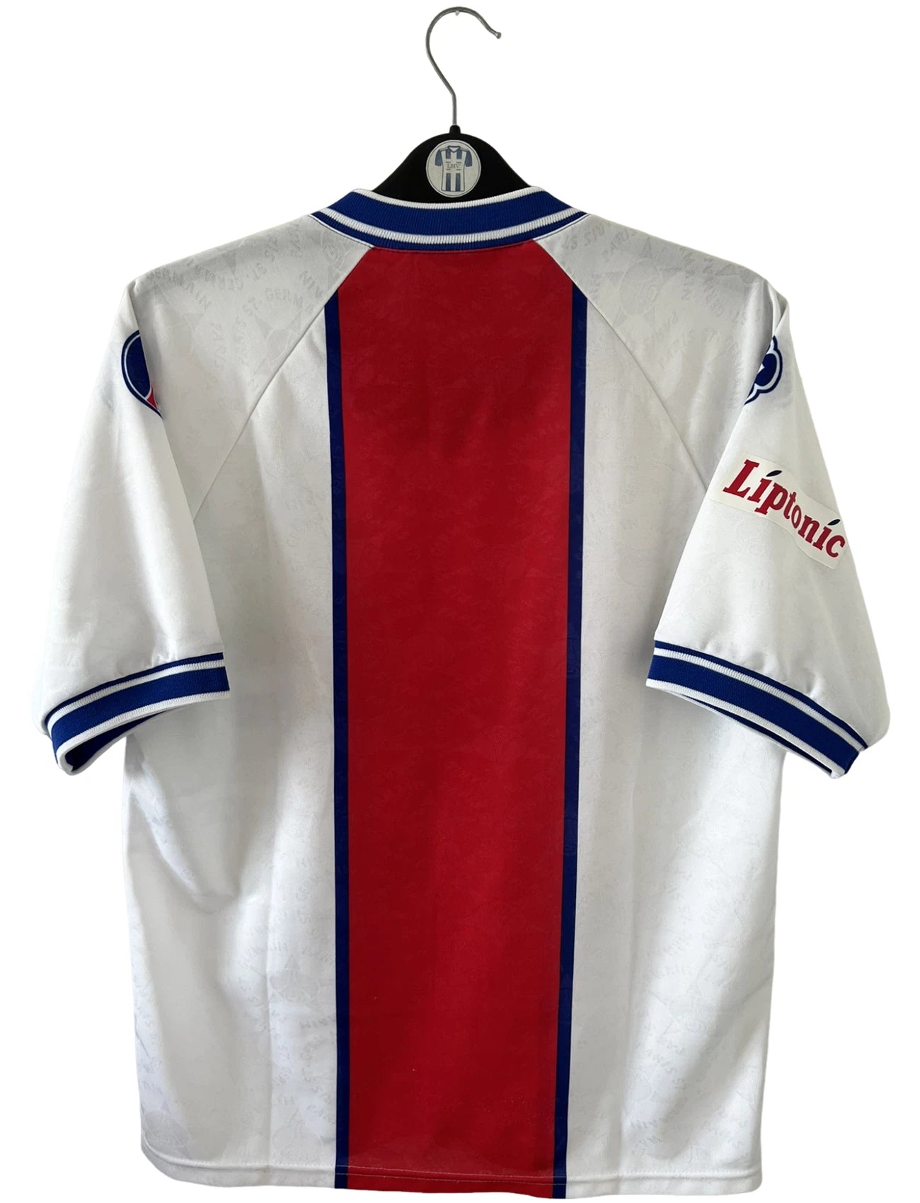 Maillot de foot vintage extérieur blanc du PSG 1994/1995. On peut retrouver l'équipementier Nike et les sponsors Seat, Tourtel et Liptonic. Il s'agit d'un maillot authentique d'époque.