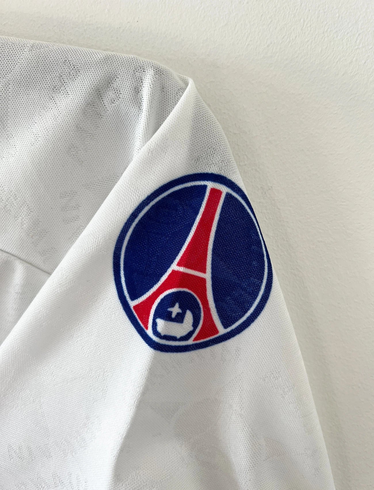 Maillot de foot vintage extérieur blanc du PSG 1994/1995. On peut retrouver l'équipementier Nike et les sponsors Seat, Tourtel et Liptonic. Il s'agit d'un maillot authentique d'époque.