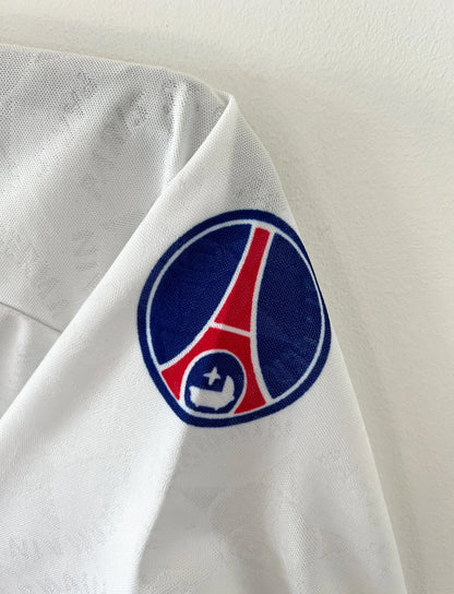 Maillot de foot vintage extérieur blanc du PSG 1994/1995. On peut retrouver l'équipementier Nike et les sponsors Seat, Tourtel et Liptonic. Il s'agit d'un maillot authentique d'époque.