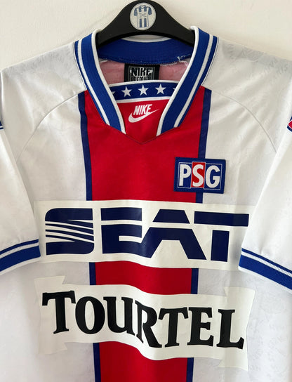 Maillot de foot vintage extérieur blanc du PSG 1994/1995. On peut retrouver l'équipementier Nike et les sponsors Seat, Tourtel et Liptonic. Il s'agit d'un maillot authentique d'époque.