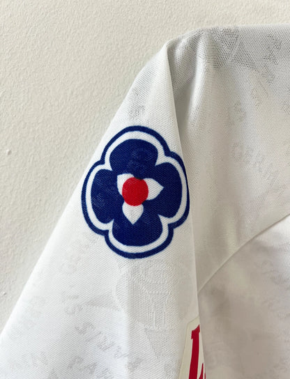 Maillot de foot vintage extérieur blanc du PSG 1994/1995. On peut retrouver l'équipementier Nike et les sponsors Seat, Tourtel et Liptonic. Il s'agit d'un maillot authentique d'époque.
