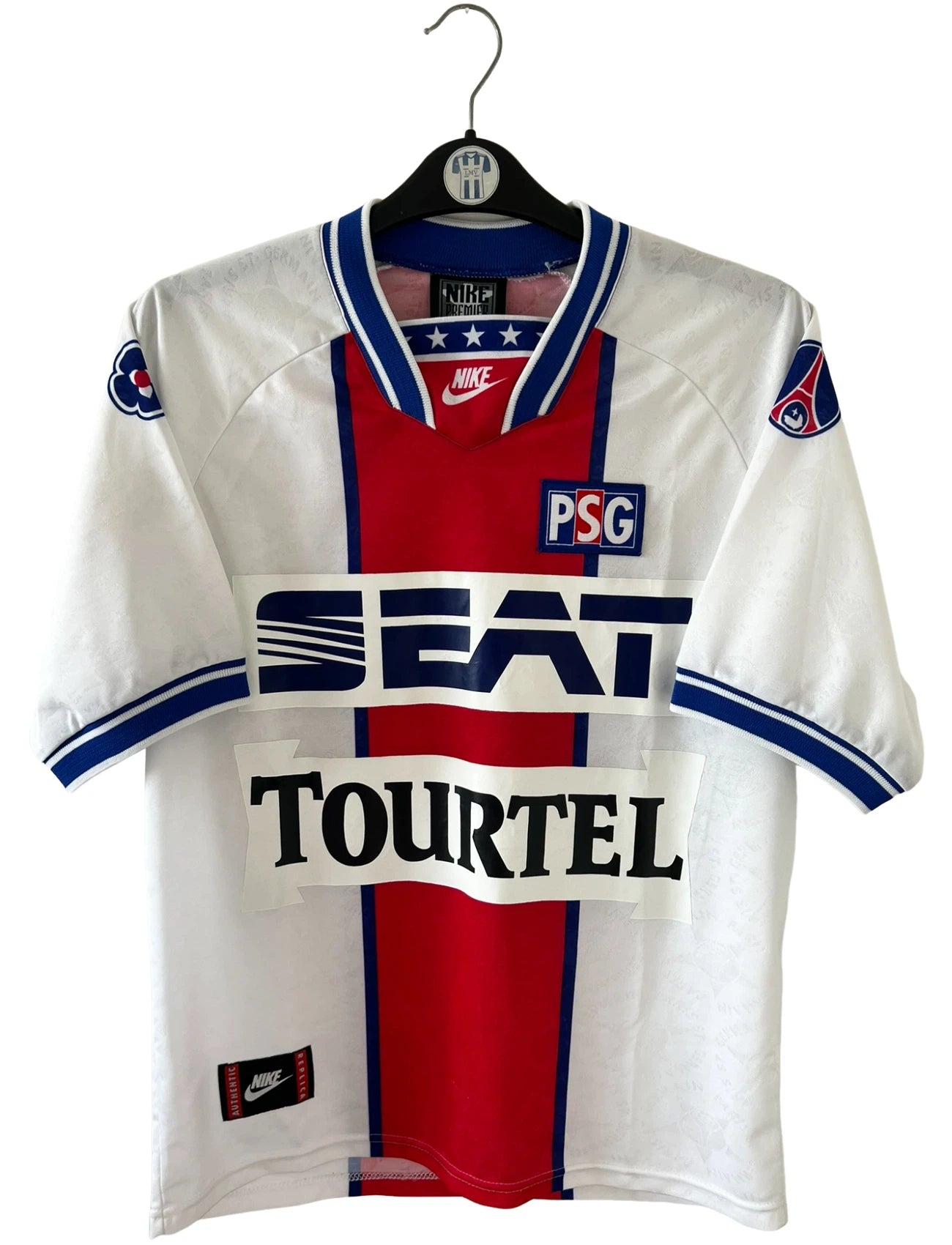 Maillot de foot vintage extérieur blanc du PSG 1994/1995. On peut retrouver l'équipementier Nike et les sponsors Seat, Tourtel et Liptonic. Il s'agit d'un maillot authentique d'époque.