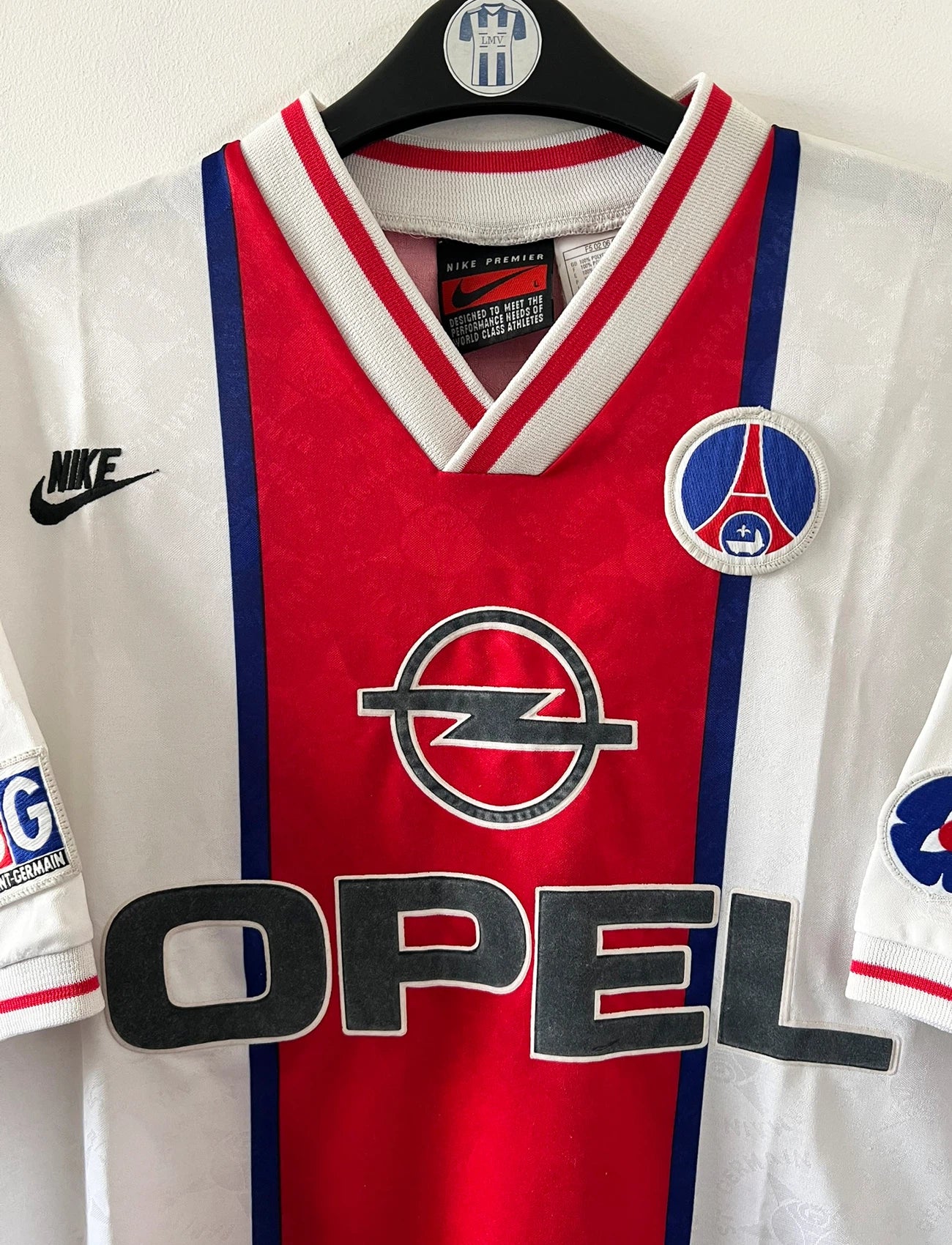 Maillot de foot vintage extérieur blanc du PSG 1995/1996. On peut retrouver la bande hechter avec l'équipementier Nike et le sponsor Opel. Il s'agit d'un maillot authentique d'époque.