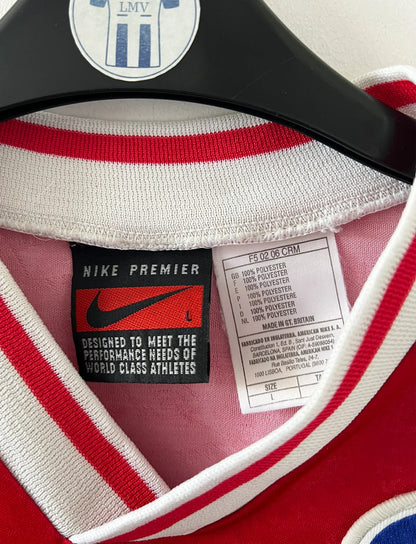 Maillot de foot vintage extérieur blanc du PSG 1995/1996. On peut retrouver la bande hechter avec l'équipementier Nike et le sponsor Opel. Il s'agit d'un maillot authentique d'époque.