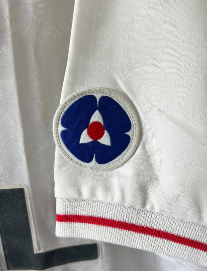 Maillot de foot vintage extérieur blanc du PSG 1995/1996. On peut retrouver la bande hechter avec l'équipementier Nike et le sponsor Opel. Il s'agit d'un maillot authentique d'époque.