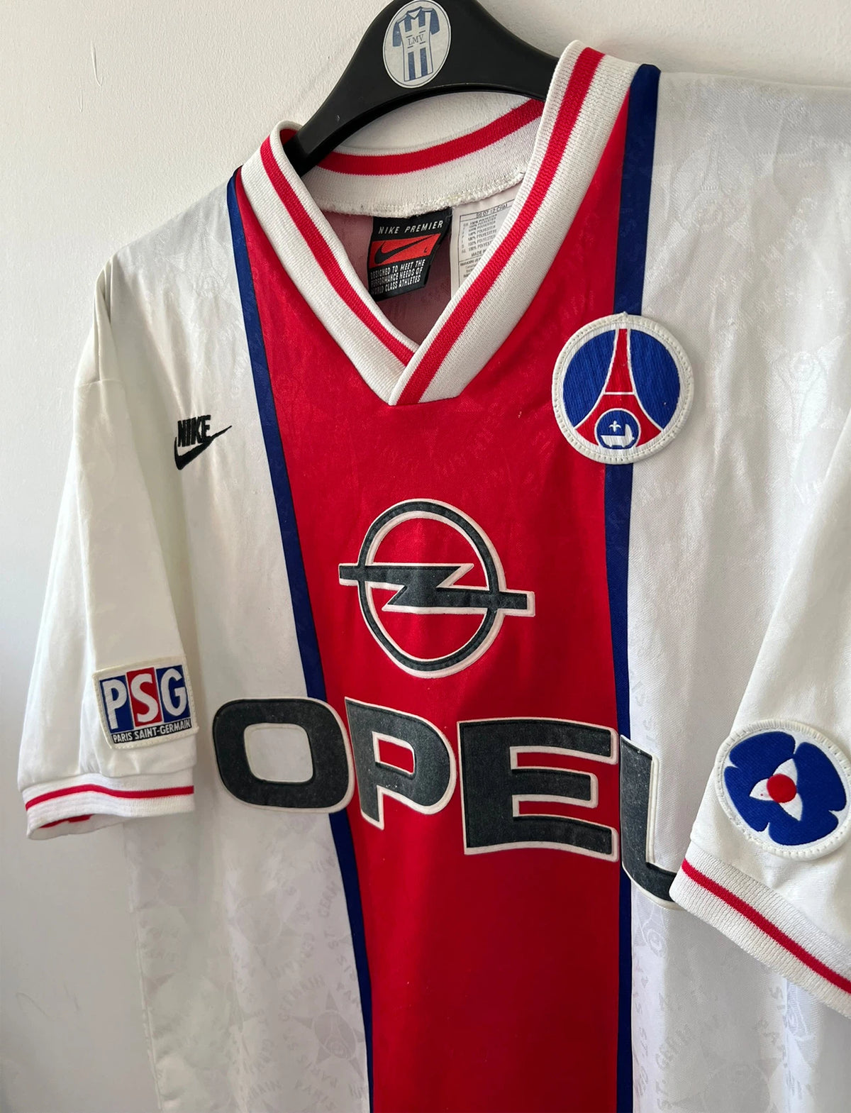 Maillot de foot vintage extérieur blanc du PSG de la saison 1995/1996. On peut retrouver l'équipementier Nike et le sponsor Opel. Il s'agit d'un maillot authentique d'époque.