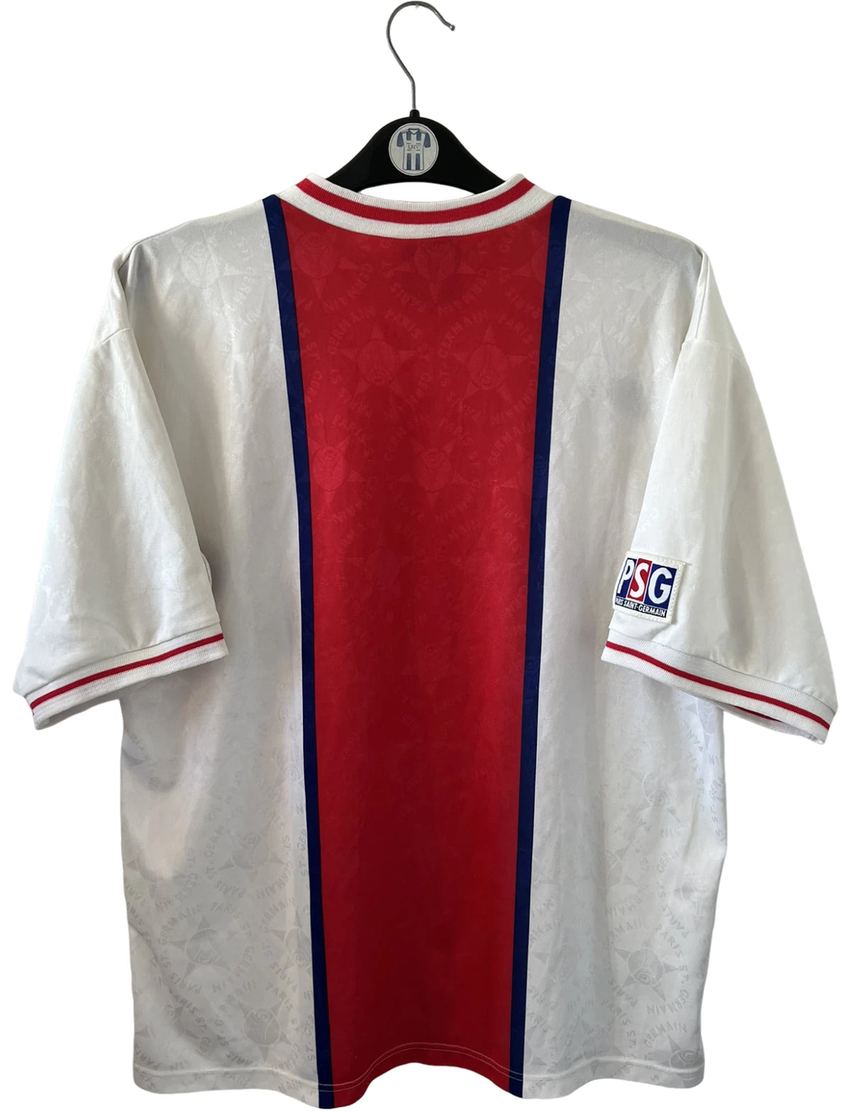 Maillot de foot vintage extérieur blanc du PSG de la saison 1995/1996. On peut retrouver l'équipementier Nike et le sponsor Opel. Il s'agit d'un maillot authentique d'époque.